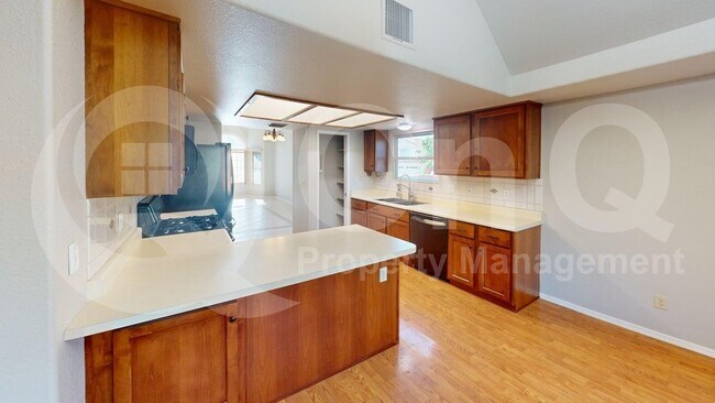 Building Photo - 874 W Port Royal Pl