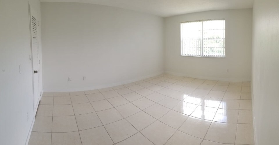 Building Photo - 4230 NW 79th Ave