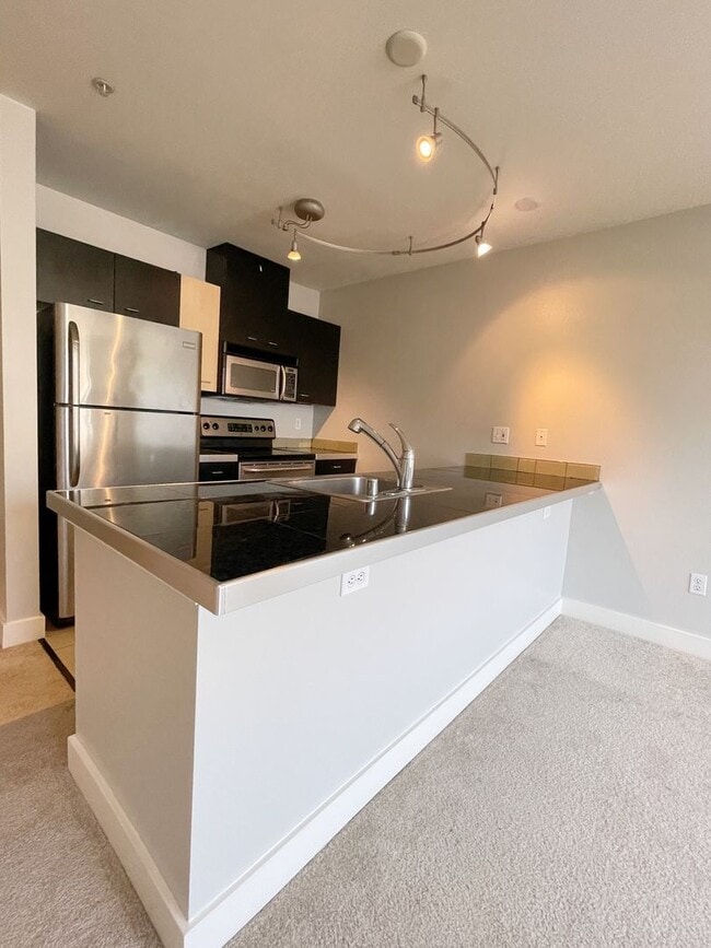 Building Photo - Cozy Urban 1BD/1BTH Condo for Lease in Belltown!