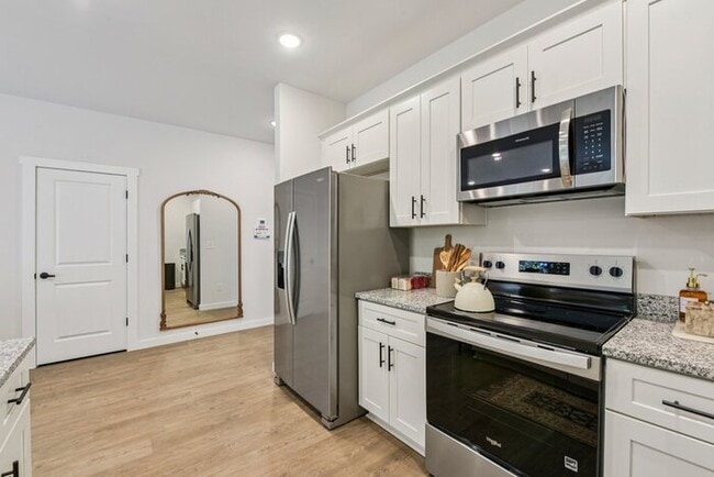 Building Photo - Brand-New Luxury Townhomes – 1st Month Fre...