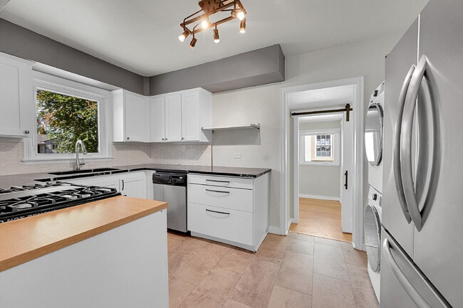 Building Photo - $2,195.00 - 3 Bedrooms, 1 Bathroom, Single...