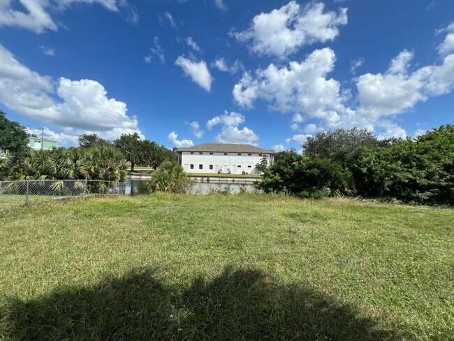Building Photo - $1,350 ** Annual Lease ** 2 Bedroom / 1 Bath * Single Family ** Port Charlotte ** Canal