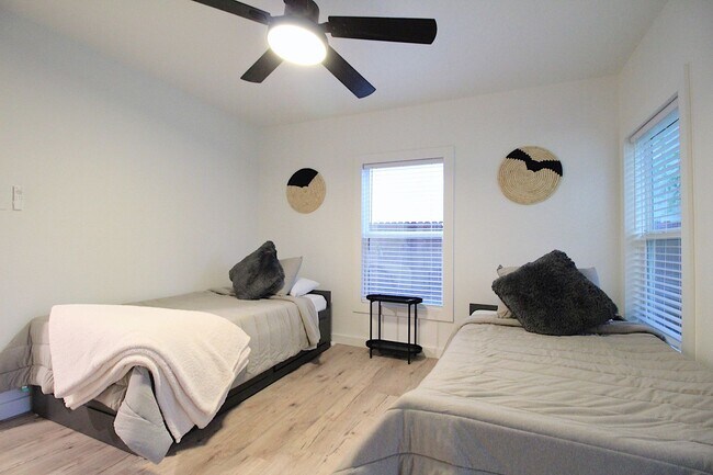 Building Photo - Ryan Place- Short to Mid-Term Rental Fully...