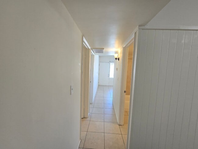 Building Photo - 2 Bed 1 Bath Spacious Apartment