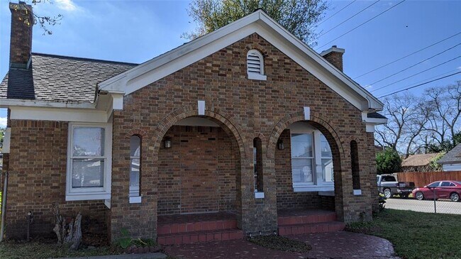 Building Photo - 3229 Wisconsin St