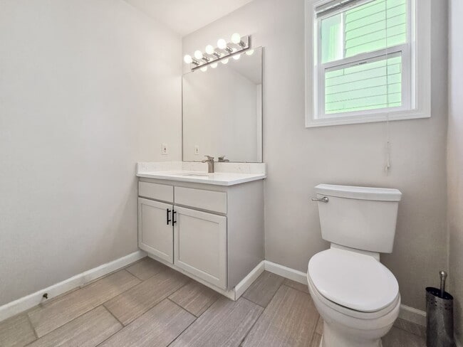 Building Photo - Updated 3-Bedroom Home with Deck Near Renton Landing