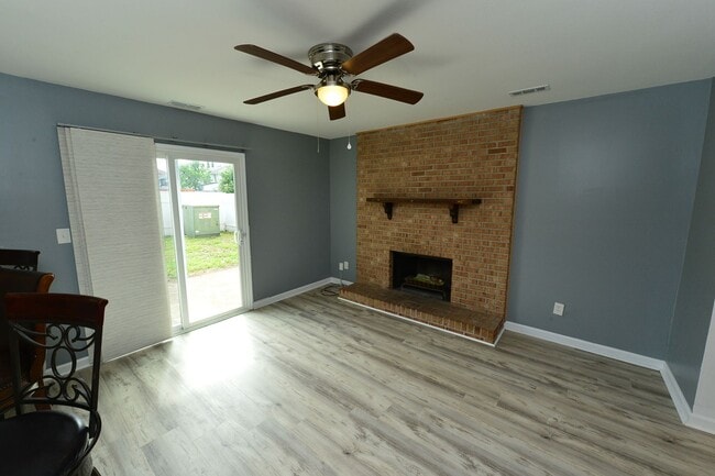 Building Photo - Renovated end unit!