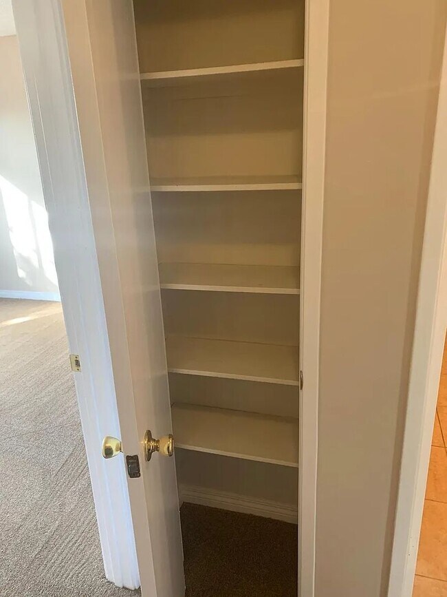 Building Photo - 2 Bed | 1.5 Bath Townhome – Private Backya...