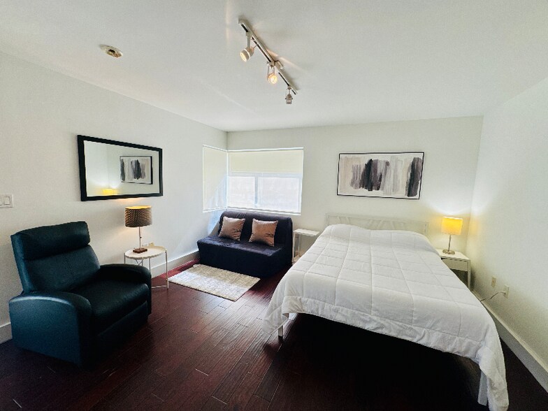 Building Photo - 741 6th St