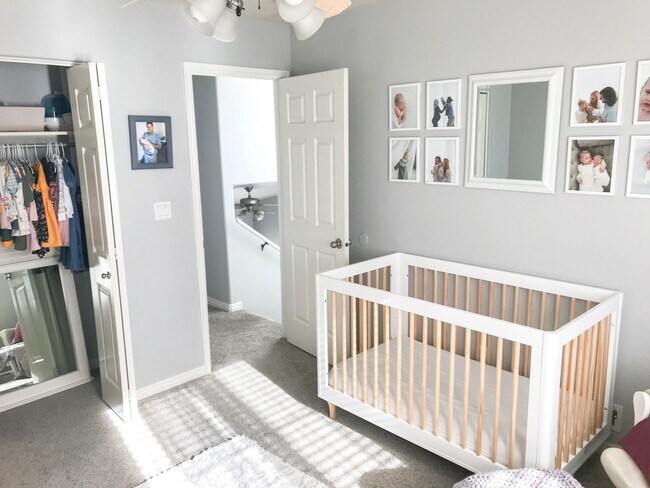 Building Photo - 3 bedroom, 2 bath townhome, end unit, grea...