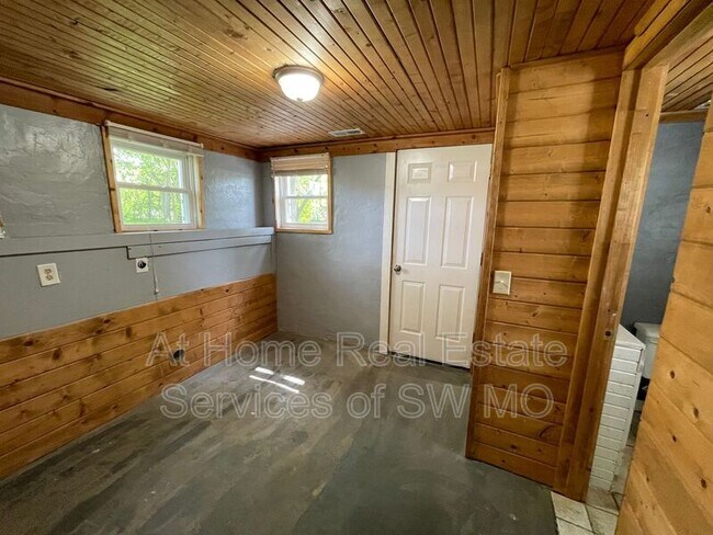 Building Photo - 522 W McHenry Ave