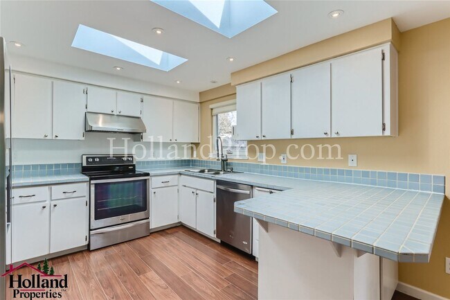 Building Photo - Gorgeous 3 Bedroom Home with SwimSpa Avail...
