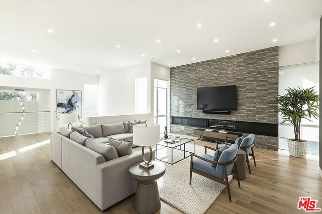 Building Photo - 16540 Moorpark St