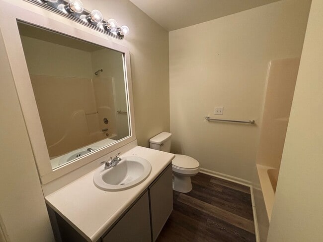 Building Photo - Charming, centrally located, 3 Bed 2 Bath ...