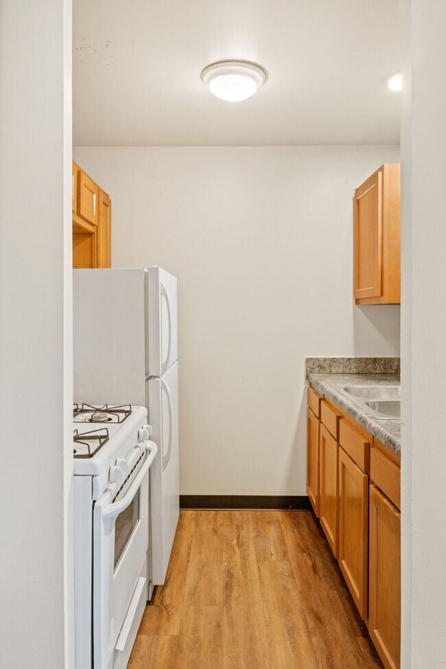 Building Photo - Ample Closet Space