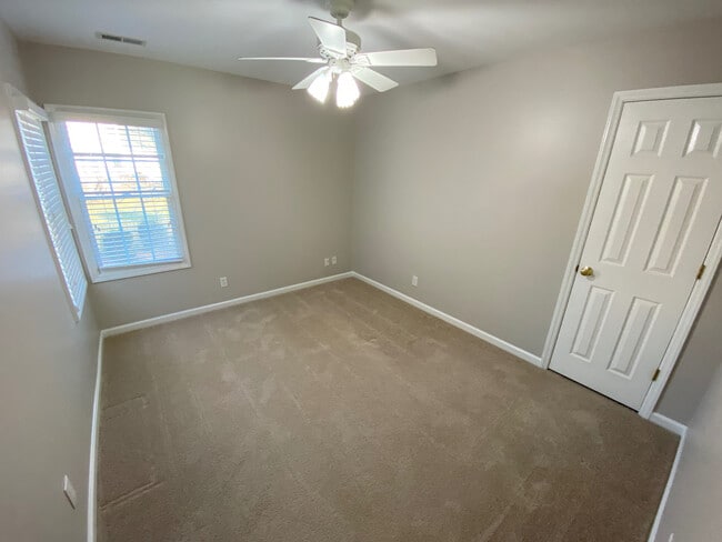 Building Photo - Room in House on College Ave