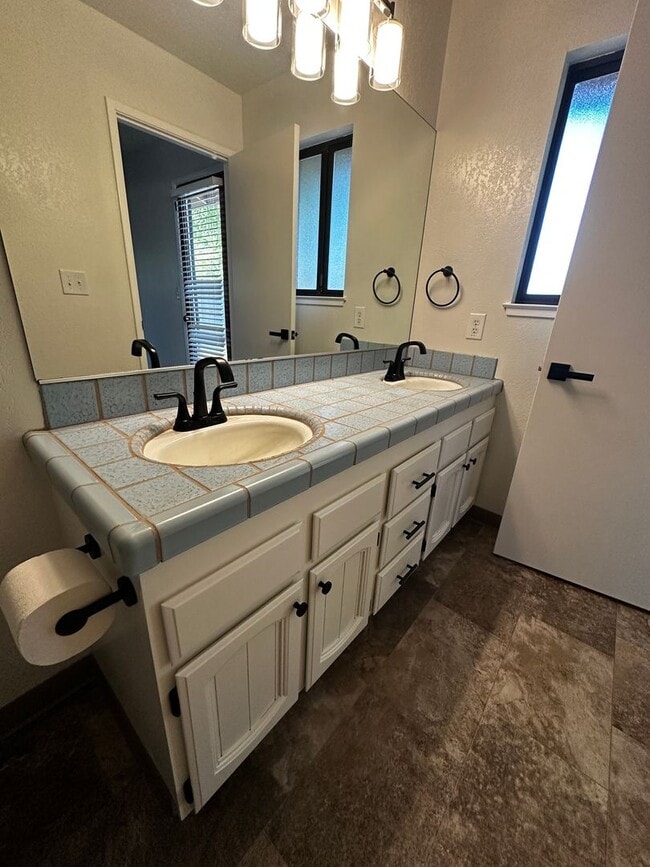 Building Photo - Remodeled Vintage home just 1 block from t...