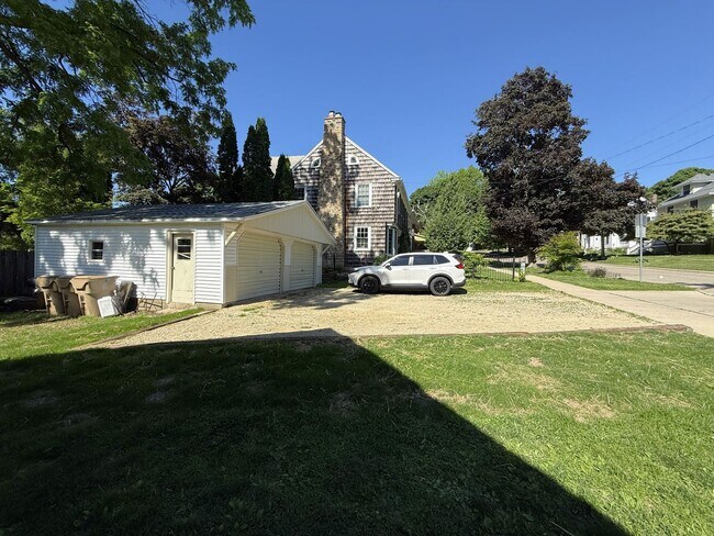 Building Photo - 116 Lathrop St