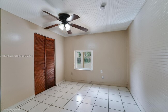 Building Photo - 166 E 17th St