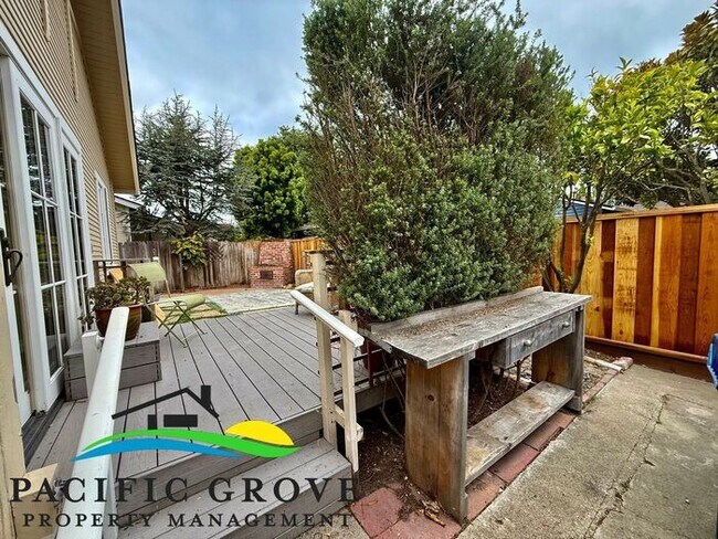 Building Photo - Pacific Grove 2-bedroom , 2 bath. Prime Walk to Town Location!