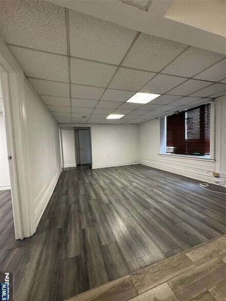 Building Photo - 250 Broad Ave