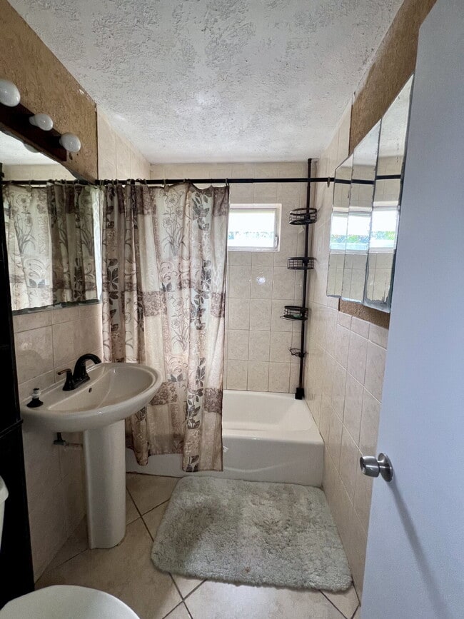 Building Photo - Spacious Master Bedroom Shared Living Spac...