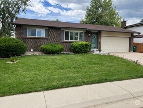 Building Photo - Stunning 5 Bedroom in the Coveted Kipling ...