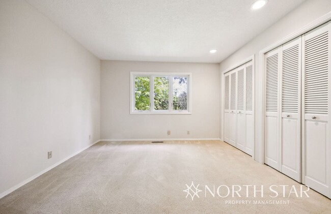 Building Photo - Stunning Lake Oswego Home with Space for E...