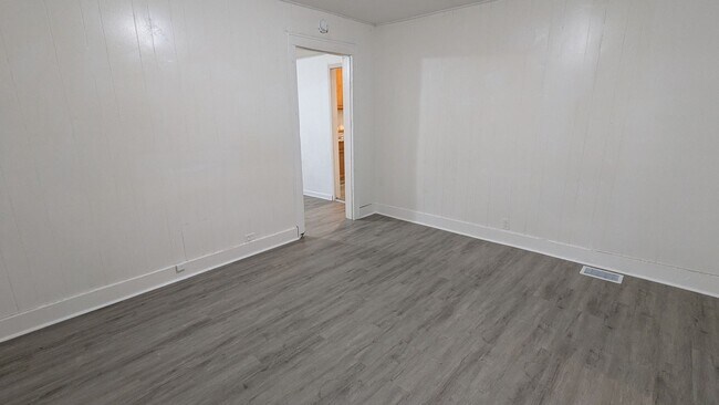 Building Photo - Charming 5-bedroom home located in the heart of Akron