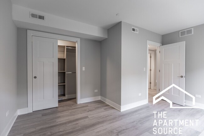 Building Photo - 1137 Oak Ave