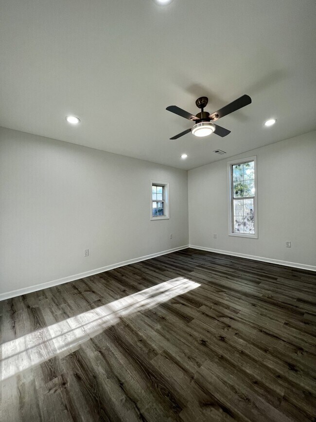 Building Photo - 947 Clark St