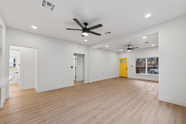 Building Photo - 4413 Roseland St