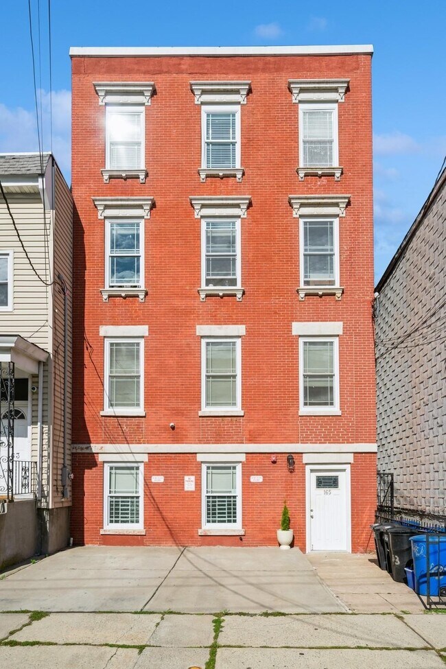 Building Photo - 165 Webster Ave