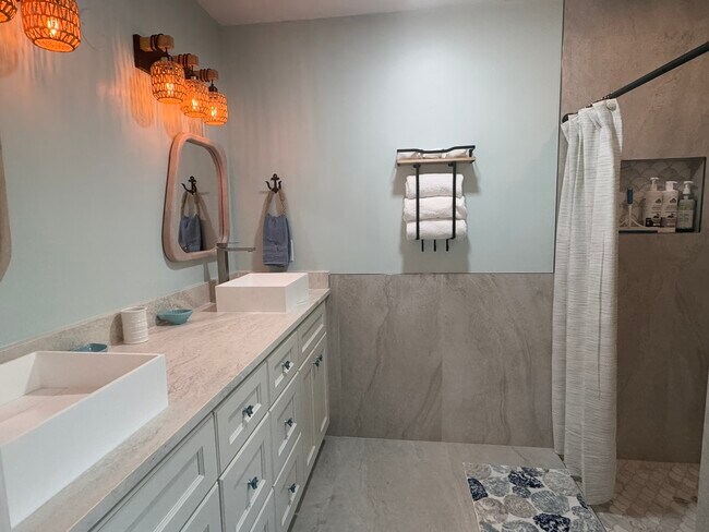 Building Photo - 2227 Pineland Dr