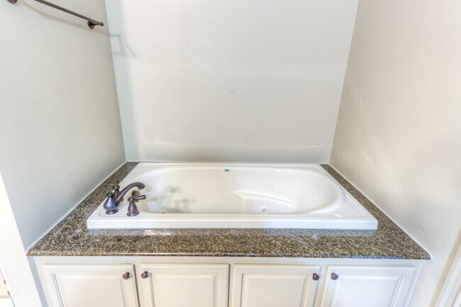 Building Photo - 1333 E 41st Pl