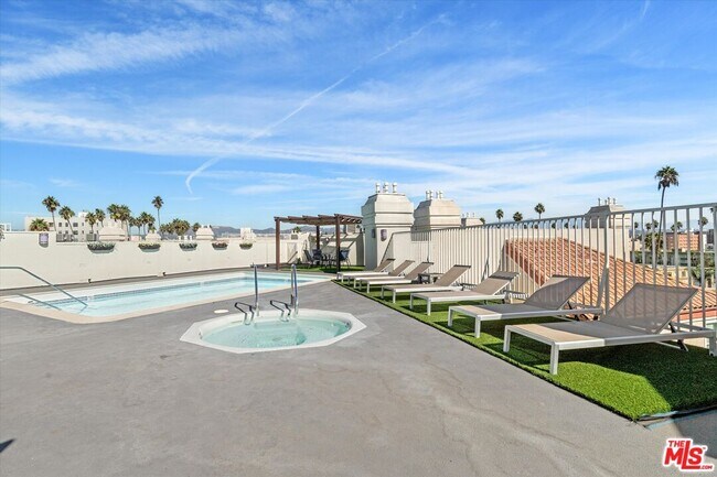 Building Photo - 620 S Gramercy Pl