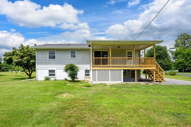 Building Photo - Charming Bi-Level for rent in Milford, $2,...