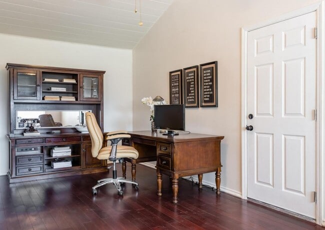Building Photo - Stylish 3-Bed + Office Retreat with Sweepi...