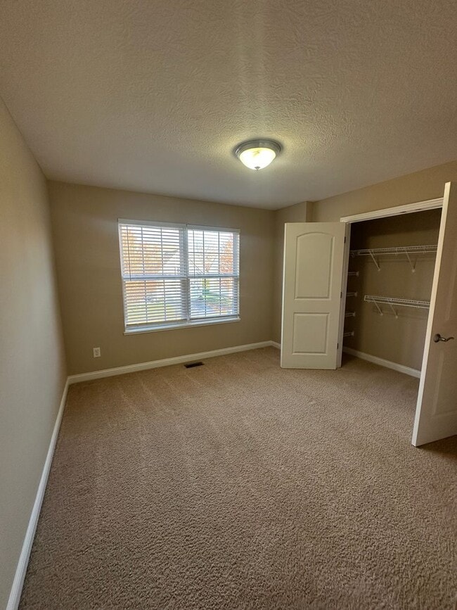 Building Photo - Lakes of Worthington