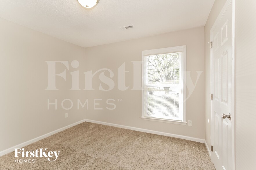 Building Photo - 8020 Glencannon Dr