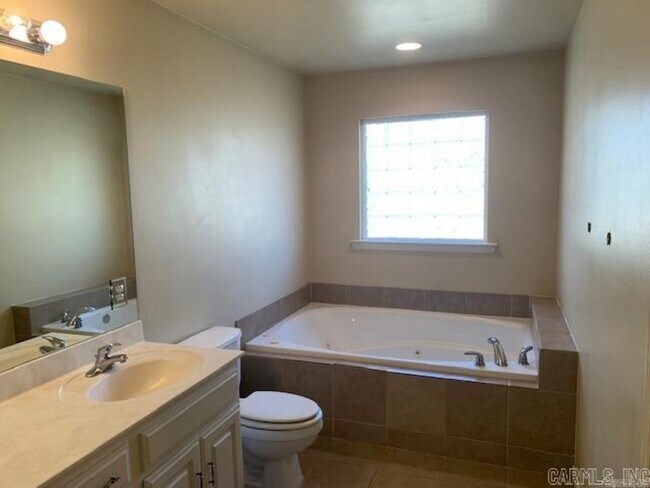 Building Photo - 27 Broadmoor Cir