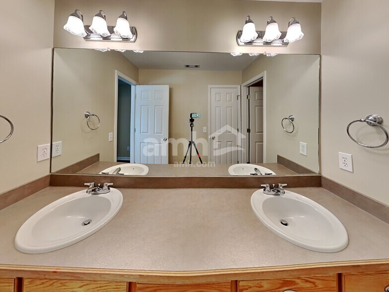 Building Photo - 2011 Aldbury Ln