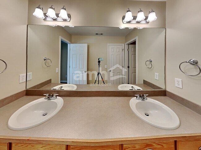 Building Photo - 2011 Aldbury Ln