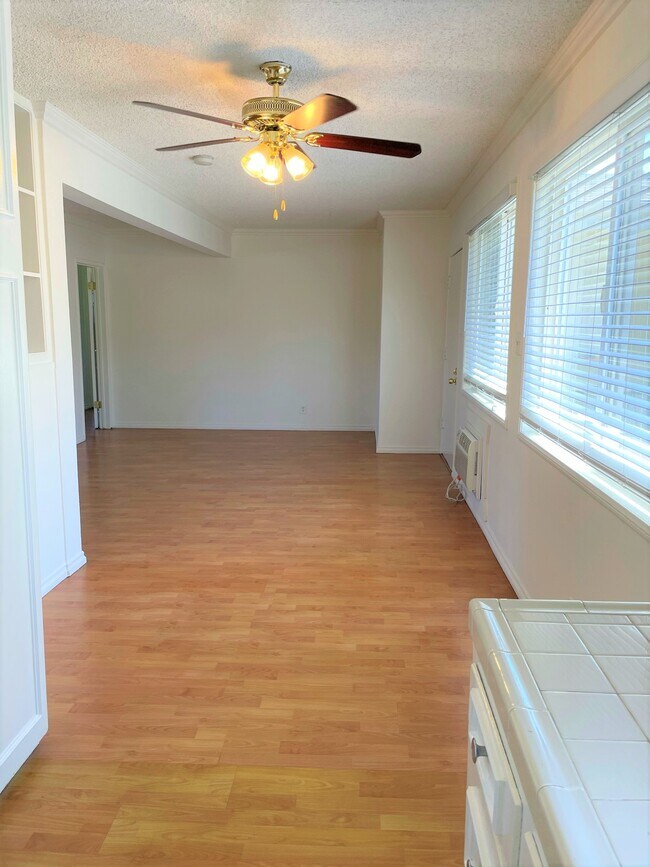 Building Photo - 4916 Hazeltine Ave