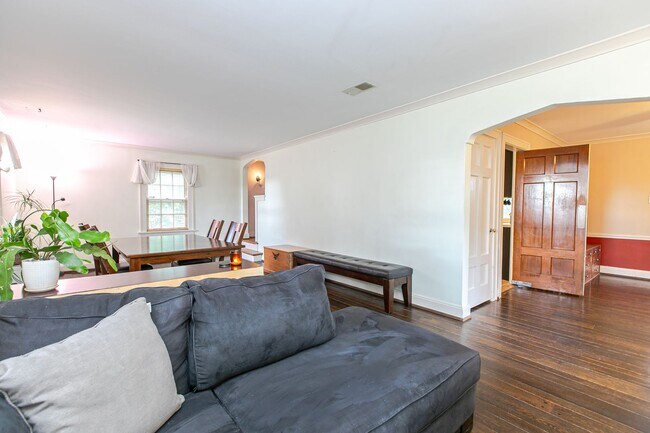 Building Photo - OPEN HOUSE 9/13 11AM-1PM  Beautiful 3-Bedr...