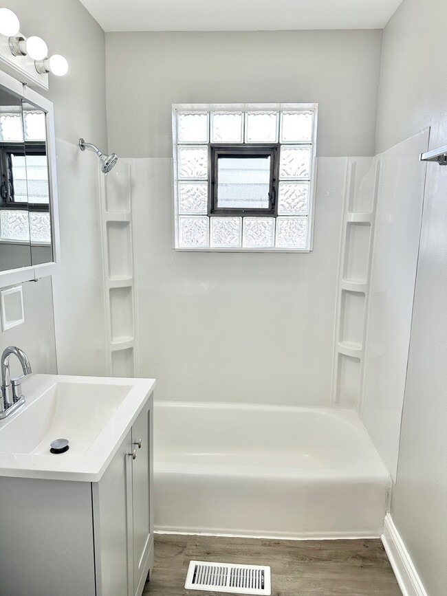 Building Photo - 1721 E Roosevelt Rd