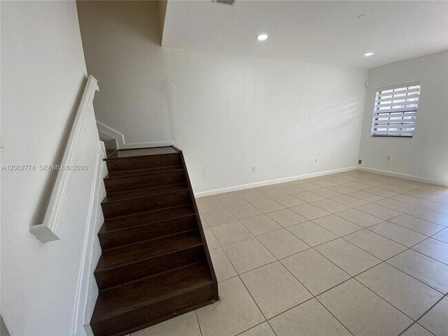 Building Photo - 343 NE 37th Terrace