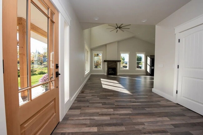 Building Photo - Beautiful and Spacious 3 Bed, 2.5 Bath Hom...