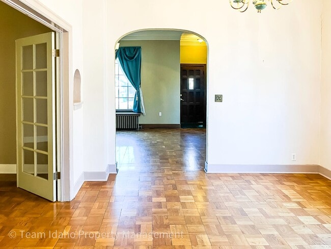 Building Photo - Charming 3bed/3bath home in Historic Fort Russell District