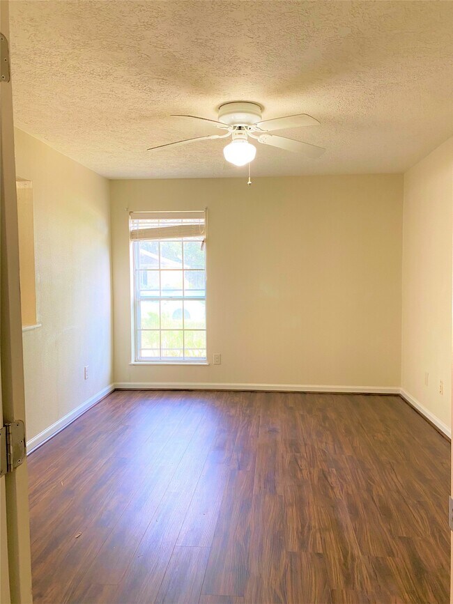 Building Photo - 803 Dogwood Ln